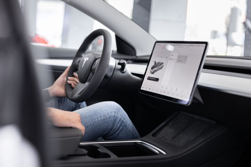 Tesla recheamă în service până la 817.000 de vehicule din cauza unor alerte pentru centurile de siguranță care ar putea să nu funcționeze corect.